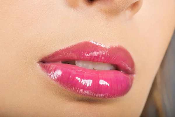 Красивые губы с макияжем — стоковое фото