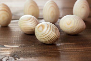 Güzel ahşap Paskalya yumurtaları