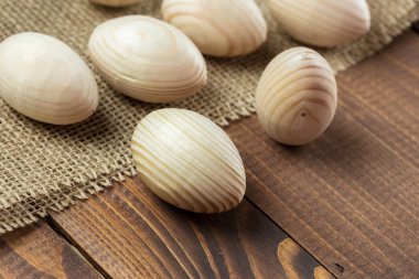 Güzel ahşap Paskalya yumurtaları