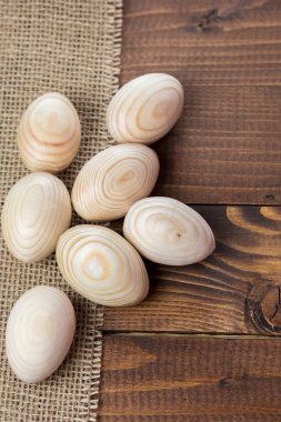 Güzel ahşap Paskalya yumurtaları