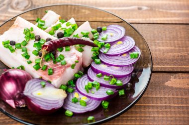 Taze domuz yağı, kırmızı sıcak biber, yeşil ve mor soğan ve bezelye yenibahar