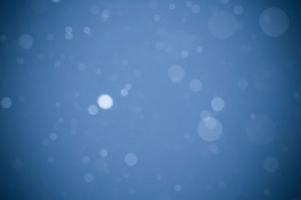 Queda de neve no fundo azul — Fotografia de Stock