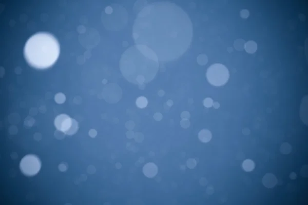 Nieve cayendo sobre fondo azul —  Fotos de Stock