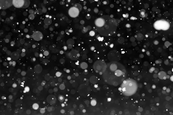 Schnee fällt vom Nachthimmel — Stockfoto