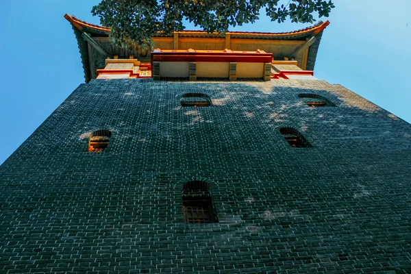 Coles Memorial Saat Kulesi. Bu bina Chengdu, Çin 'de yer almaktadır. Sichuan Üniversitesi 'nin Batı Çin Tıp Merkezi' nin eski binasıdır. Chengdu 'nun simgelerinden biri..