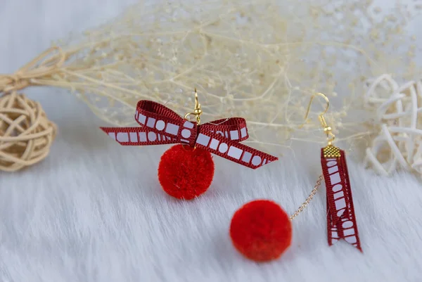 Pendientes Pompón Rojo Forma Bolas Peludas Pendiente Junto Una Bola — Foto de Stock