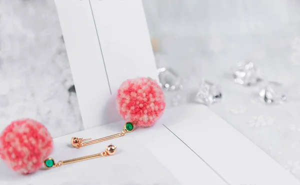 Pendientes Joyas Verdes Con Bolas Pelo Rosa Ellos Pendientes Están —  Fotos de Stock