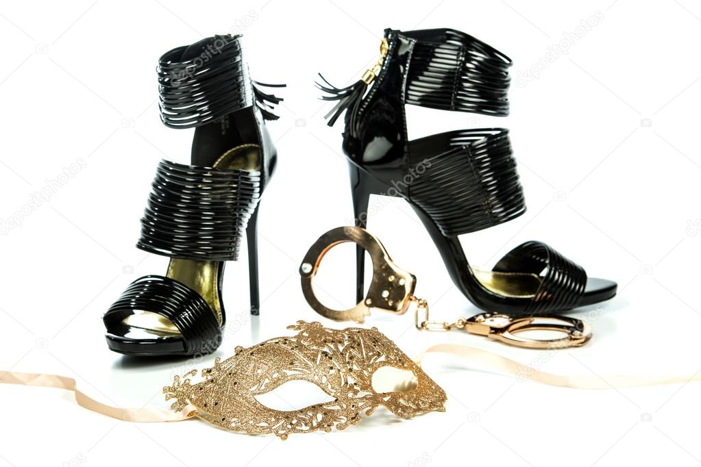 https://ko.depositphotos.com/100344576/stock-photo-fancy-high-heels-shoes-with.html 멋진 하가 힐 신발 황금 손 수 갑과 마스크와 — 스톡 사진 © stockbymh ...