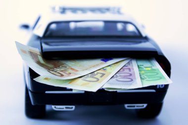 Yolsuzluk ve organize suçla mücadele, polis, para