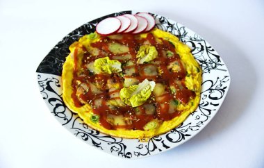 Jambonlu ve taze soğanlı sulu pizza omleti, baharatlar, marul, turp, üstüne domates ve erimiş peynir.