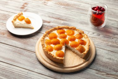 Ev yapımı şeftalili kek, böğürtlenli çay fincanı, tabağa yakın bir parça turta.