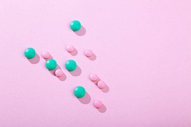 Pembe arka planda haplar, vitaminler ve antibiyotikler, kopyalama alanı