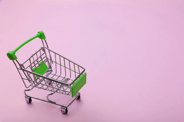 Carro de supermercado vacío de compras en fondo de color — Foto de Stock