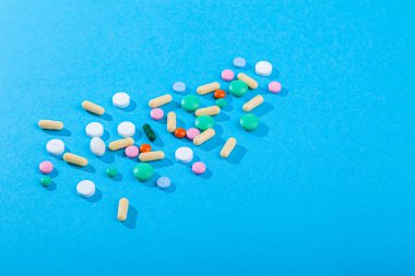 Birçok renkli dağınık hap ve tablet, hastalıklar için takviye, ilaçlar