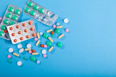 Birçok renkli dağınık hap ve tablet, hastalıklar için takviye, ilaçlar
