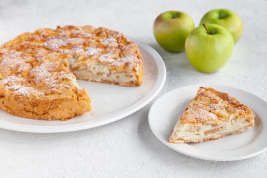 Ev yapımı elmalı turta Charlotte ve bir dilim kek.