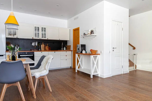 Современный дизайн интерьера столовой, кухни, белой мебели — стоковое фото