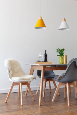 Modern tasarım yemek odası, mutfak, beyaz mobilya.