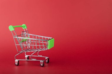 Renkli arka planda boş süpermarket market arabası