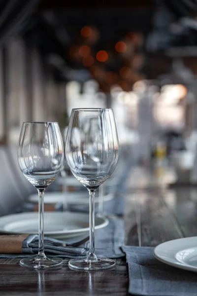 Moderna veranda ristorante interno, sala banchetti, bicchieri, piatti — Foto Stock