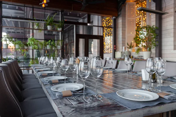 Moderna veranda ristorante interno, sala banchetti, bicchieri, piatti — Foto Stock