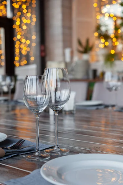 Moderna veranda ristorante interno, sala banchetti, bicchieri, piatti — Foto Stock