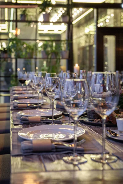 Moderna veranda ristorante interno, sala banchetti, bicchieri, piatti — Foto Stock