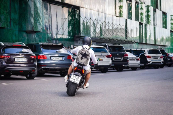 Russland Moskau 2019-06-17 Mann Freizeitkleidung Stil auf schwarzen Motorradkreuzer Ducati Diavel i — Stockfoto