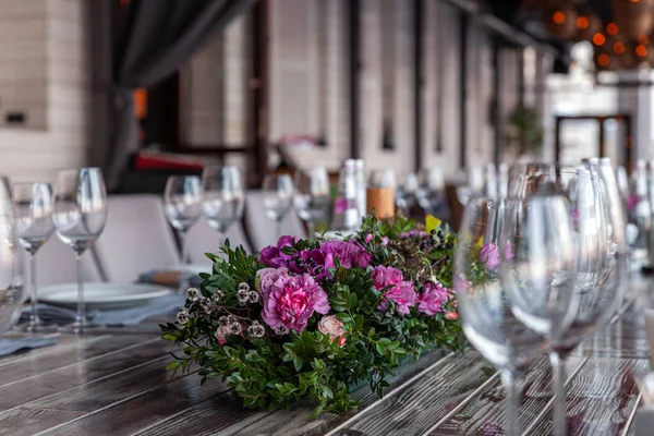 Moderna veranda ristorante interno, fiori, banchetti, bicchieri, piatti — Foto Stock