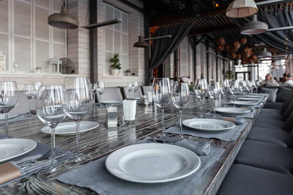 Moderna veranda ristorante interno, sala banchetti, bicchieri, piatti — Foto Stock