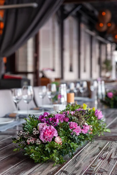 Moderna veranda ristorante interno, fiori, banchetti, bicchieri, piatti — Foto Stock