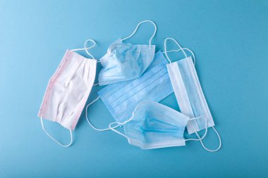 Coronavirüsü durdurmak için cerrahi tek kullanımlık mavi tıbbi maskeler.