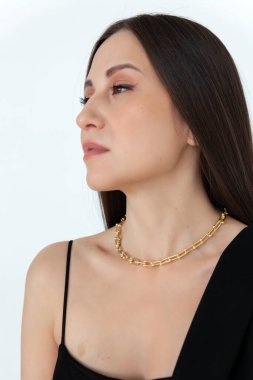 Modern altın kolye zinciri içinde güzel bir esmer.