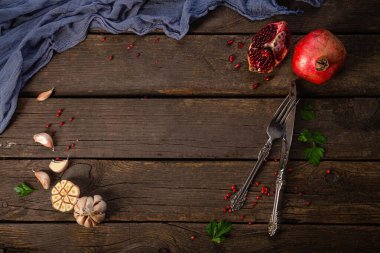 Koyu kırsal arka planda yemek, kestane, sarımsak, kırmızı biber, bitkiler