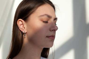 Modern gümüş yuvarlak küpe içinde güzel bir mücevher modeli.