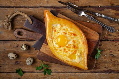 Yakın plan fırında pişmiş ulusal Asyalı Patty Khachapuri peynirli.