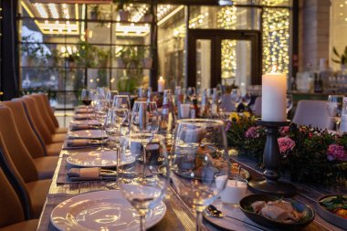 Modern veranda restoranı iç mekanı, ziyafet ortamı, gözlük, tabak