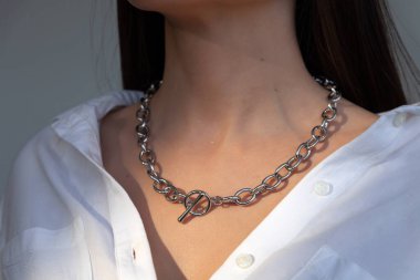 Modern altın kolye zinciri içinde güzel bir esmer.