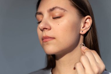 Modern gümüş yuvarlak küpe içinde güzel bir mücevher modeli.