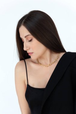 Modern altın kolye zinciri içinde güzel bir esmer.