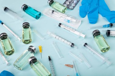 Cam aşı ampulleri, şişeler, eldivenler, şırıngalar, haplar.