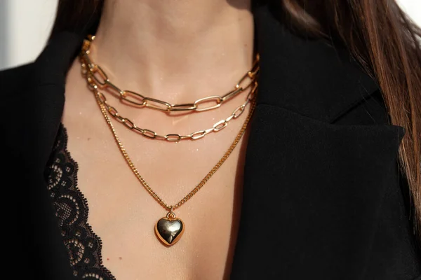 Hermosa modelo morena en oro moderno cadena de collar de metal Fotos De Stock