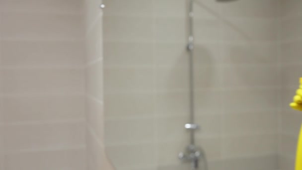 Nettoyage en gros plan, réflexion de la main dans le gant essuyant miroir par chiffon, vue latérale — Video