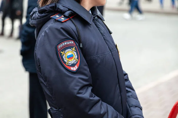 Rusko Kemerovo 2019-05-10 Policejní pracovník v uniformě hlídkující veřejnou akci — Stock fotografie