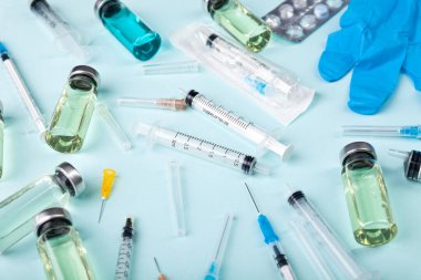 Cam aşı ampulleri, şişeler, eldivenler, şırıngalar, haplar.