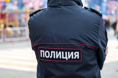 Rusya Kemerovo 2019-05-10 Kamu etkinliğinde devriye gezen üniformalı polis memuru
