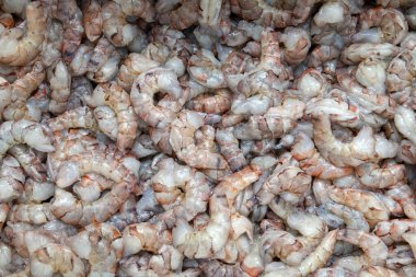 Kabuksuz birçok çiğ başsız büyük karides