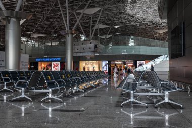 Boş havaalanı, koltuklarda sosyal mesafeli çıkartmalar, Rusya Moskova Vnukovo 2021-02-28