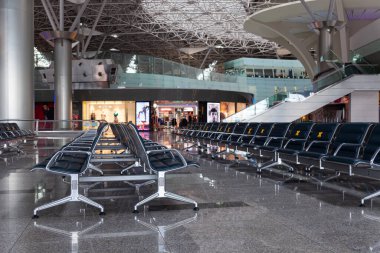Boş havaalanı, koltuklarda sosyal mesafeli çıkartmalar, Rusya Moskova Vnukovo 2021-02-28