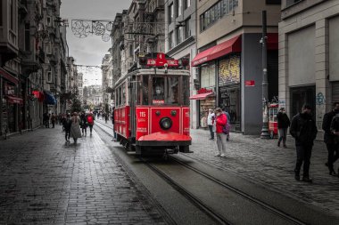 Türkiye İstanbul 2021-03-05 Istiklal merkez yaya yolu demiryolu hattı ve kırmızı tramvayı ile turistler